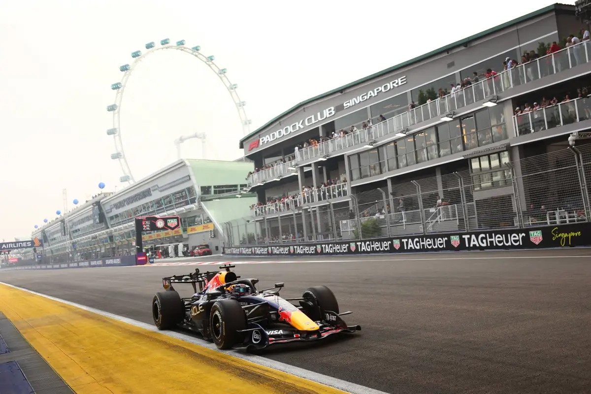 Max Verstappen tijdens de eerste vrije training in Singapore in 2026
