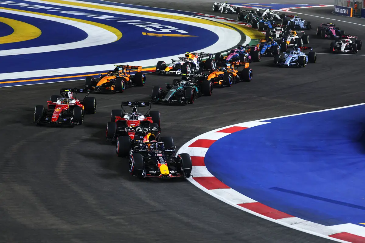 De start van de race in Singapore, met Max Verstappen op kop
