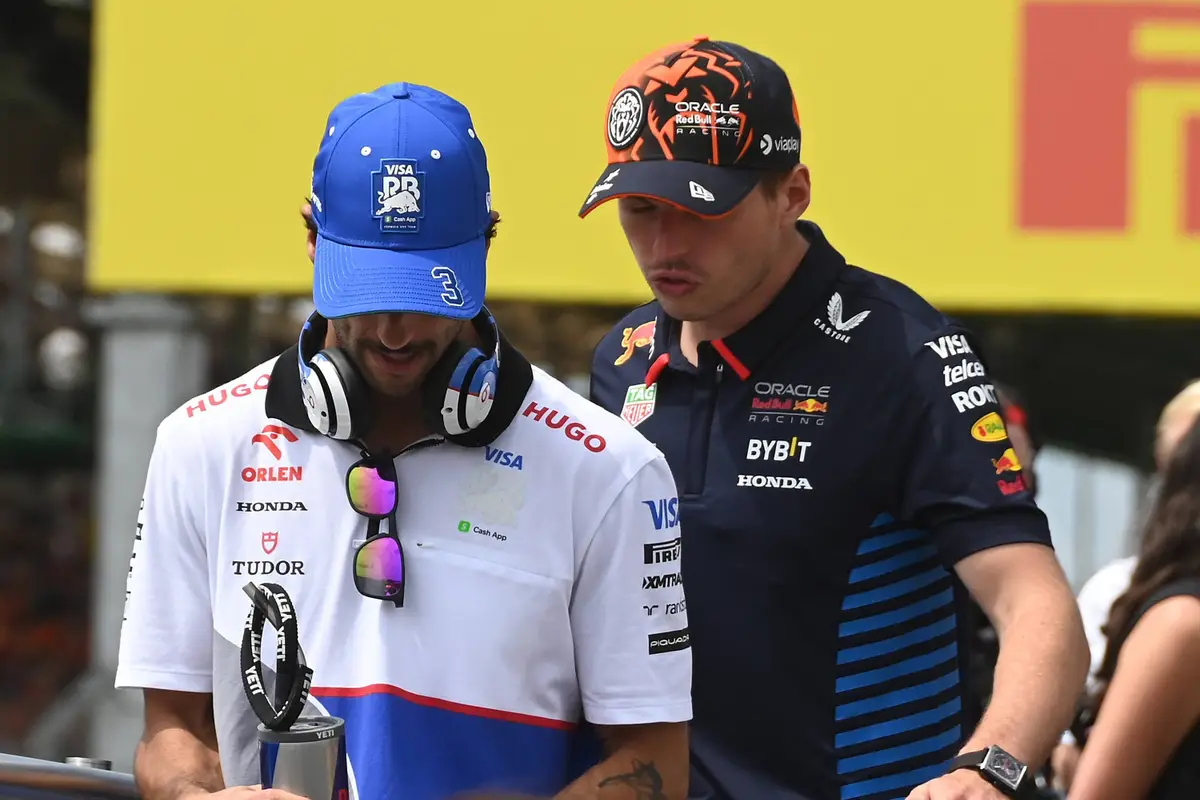Max Verstappen en Daniel Ricciardo op de F1-grid in 2024