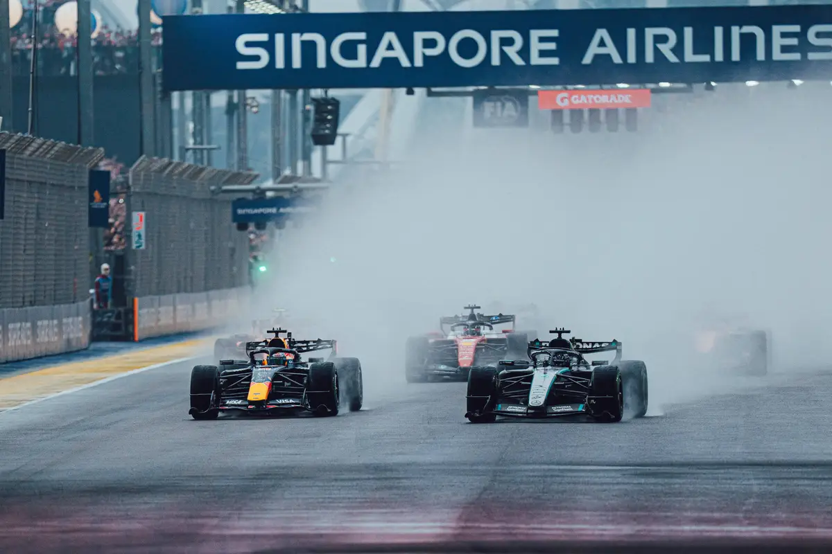 Max Verstappen en George Russell tijdens de start van de sprint in Singapore