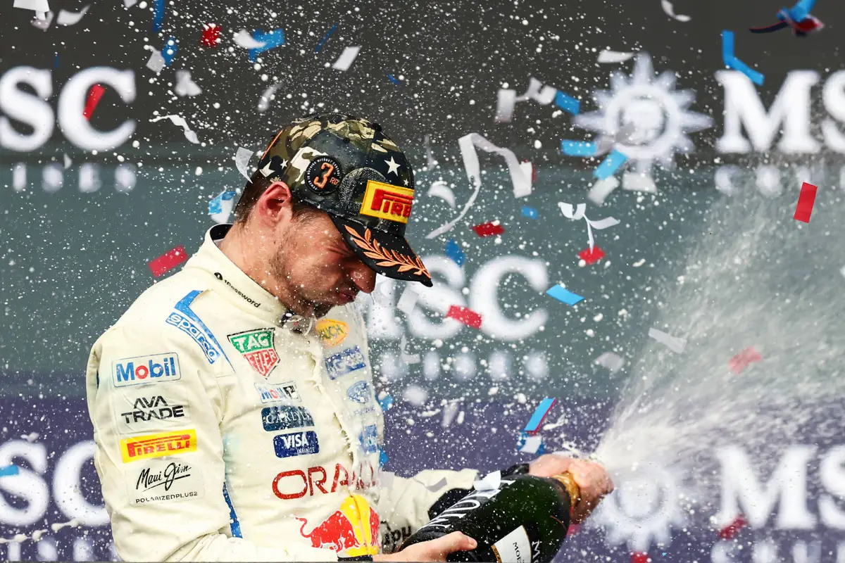 Max Verstappen op het podium na afloop van zijn derde plaats tijdens de F1 Grand Prix van de Verenigde Staten (2026)