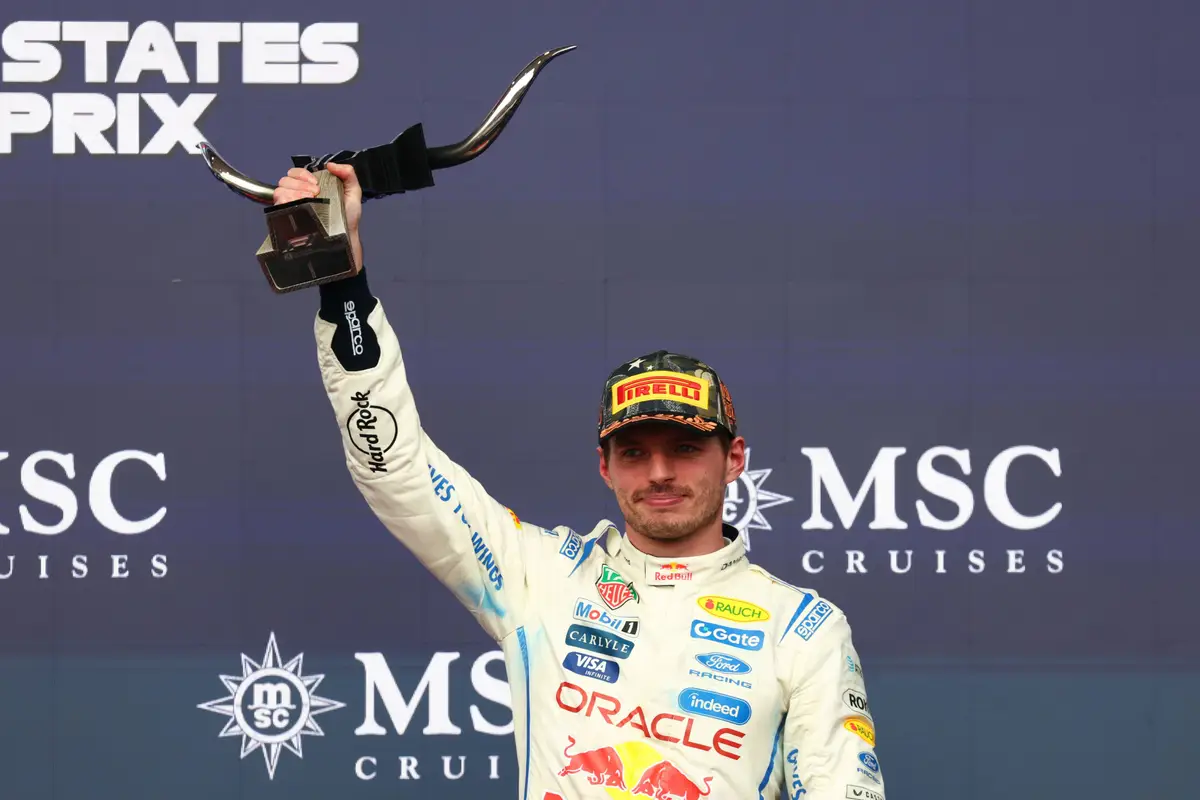 Max Verstappen op het podium na afloop van de F1 Grand Prix van de Verenigde Staten 2026