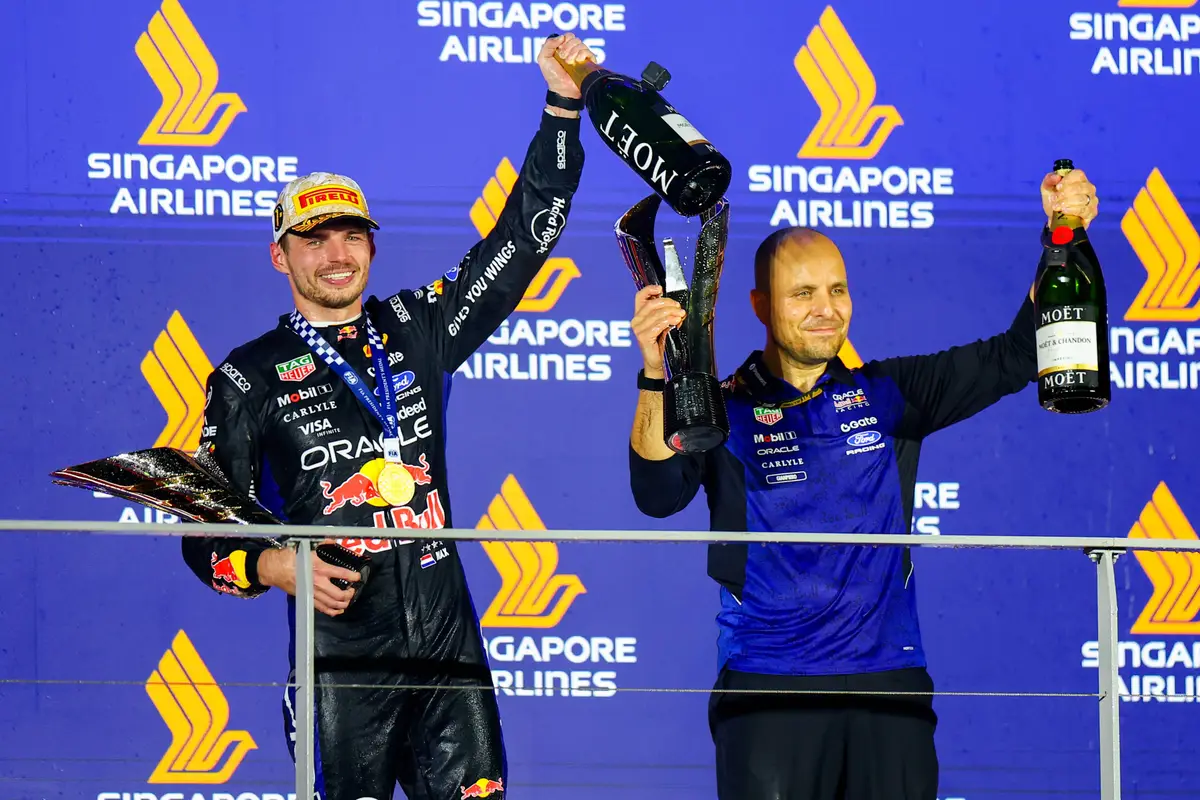 Max Verstappen samen met race-engineer Gianpiero Lambiase op het podium na het winnen van de F1 Grand Prix van Singapore op het Marina Bay Street Circuit (2026)