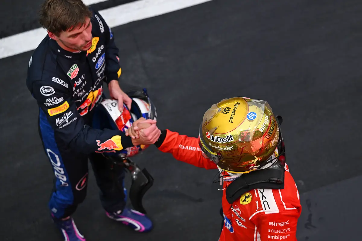 Max Verstappen en Lewis Hamilton na afloop van de F1 Grand Prix van Singapore in 2026