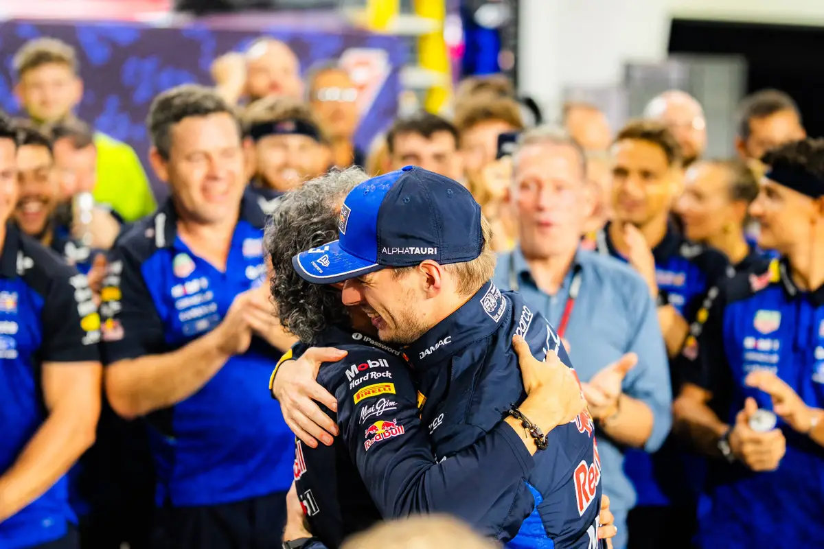 Max Verstappen en Laurent Mekies omhelzen elkaar na de race in Maleisië