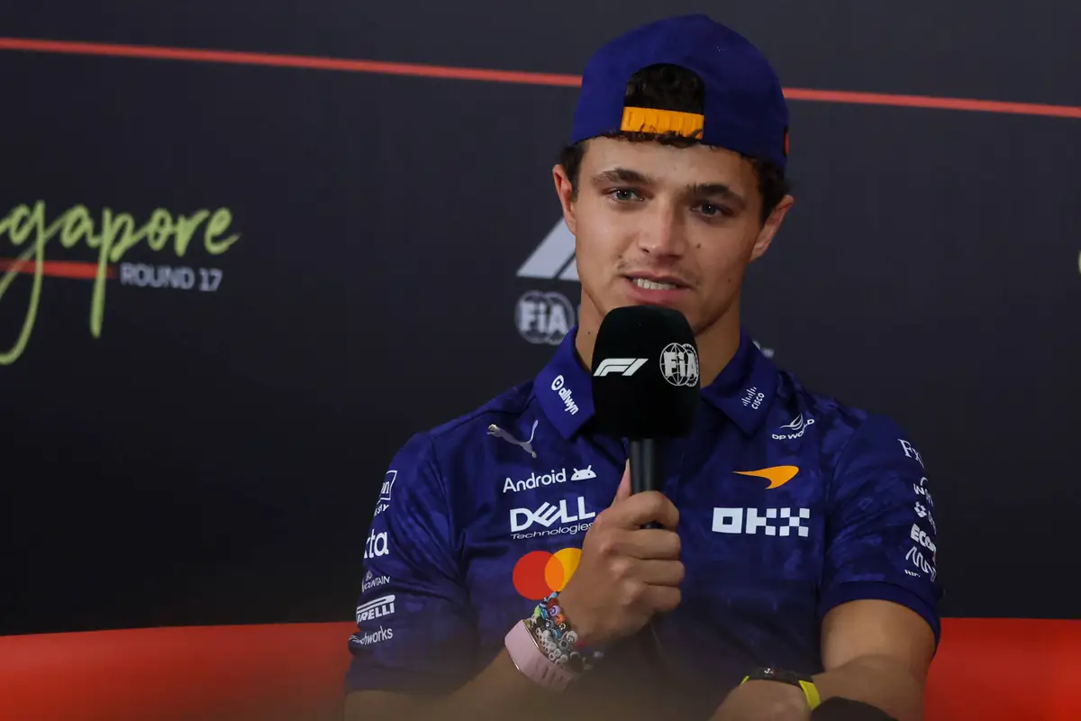 Lando Norris tijdens de persconferentie in Singapore