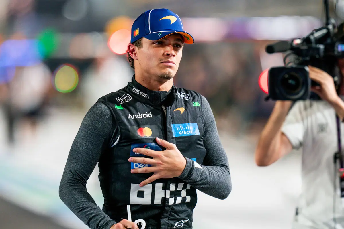 McLaren-coureur Lando Norris op de F1-grid in Singapore