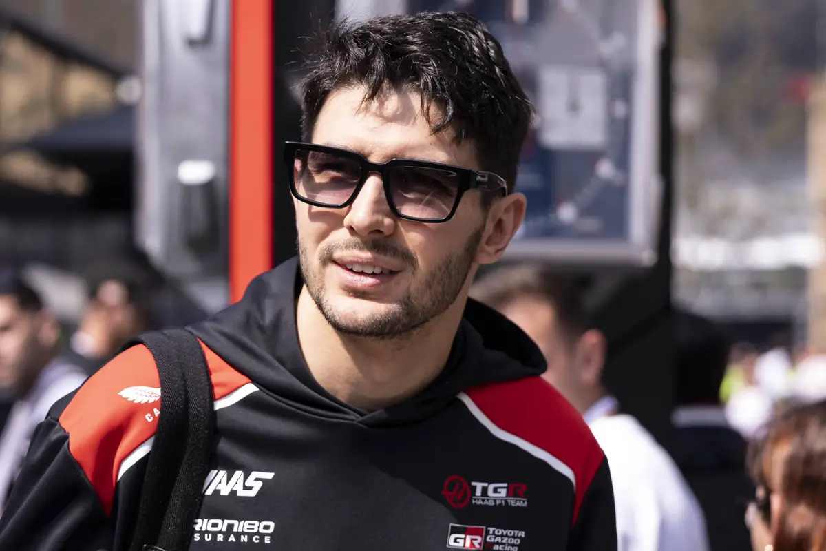 Haas-coureur Esteban Ocon is per direct uit zijn zitje gezet in de F1