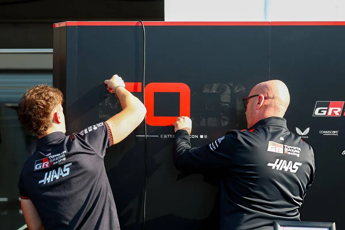 Haas-personeel haalt alle links naar Esteban Ocon weg