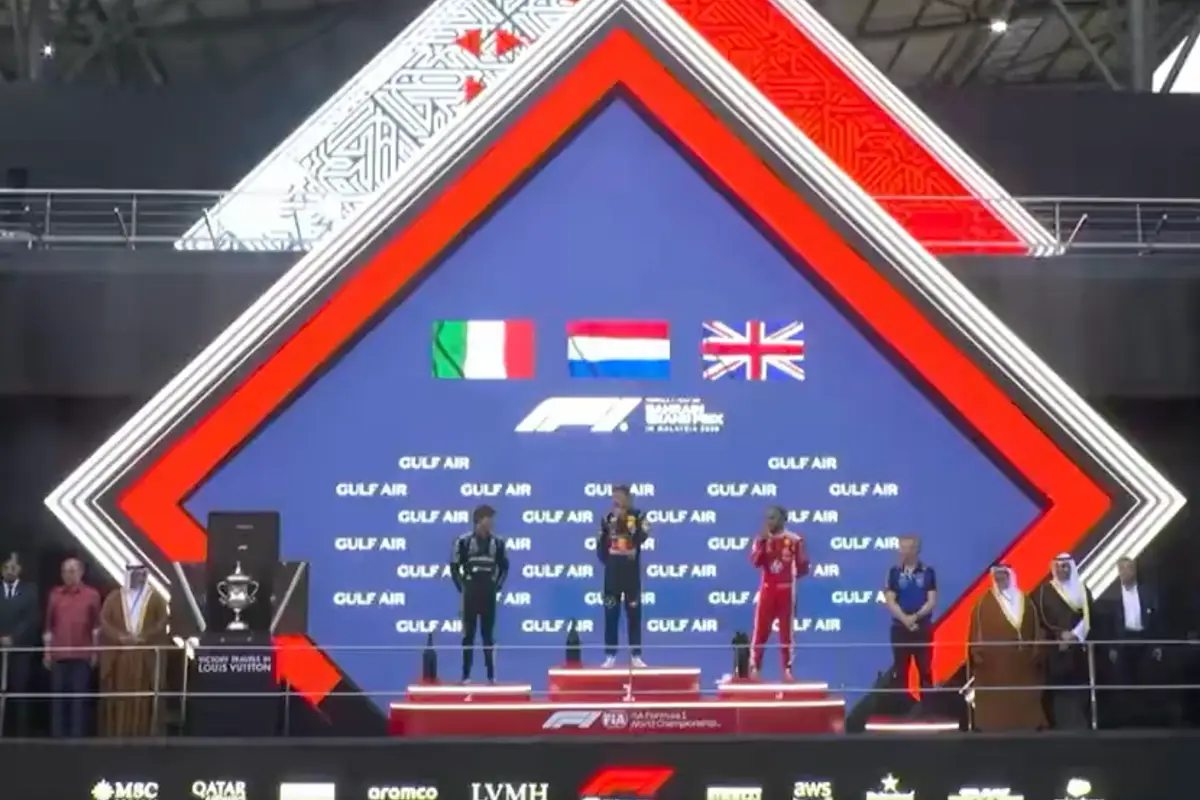 De fans in Maleisië steunen Max Verstappen massaal
