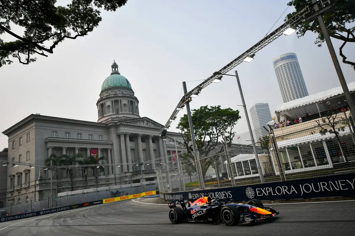 De Red Bull RB22 van Max Verstappen tijdens VT1 in Singapore