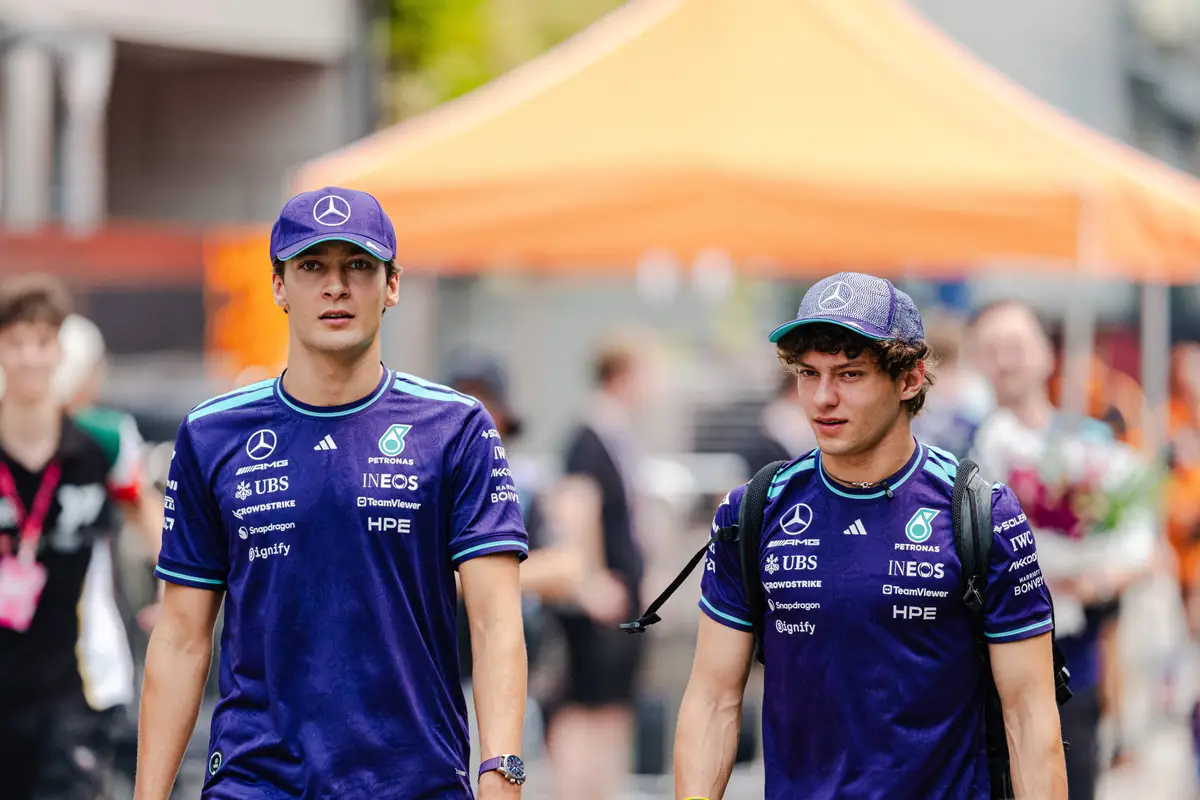 Mercedes-coureurs George Russell en Kimi Antonelli in de F1-paddock in Austin