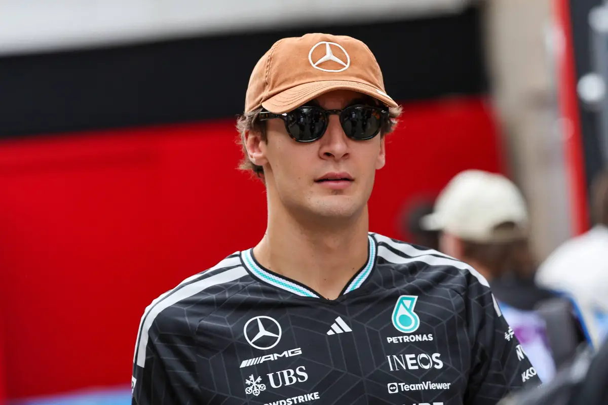 Mercedes-coureur George Russell in de F1-paddock in Austin
