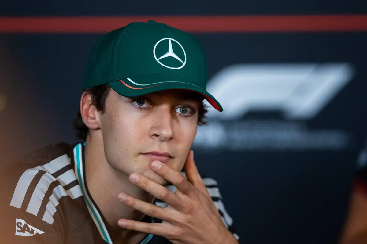Mercedes-coureur George Russell krijgt onbedoeld een veeg uit de pan van Max Verstappen in Mexico