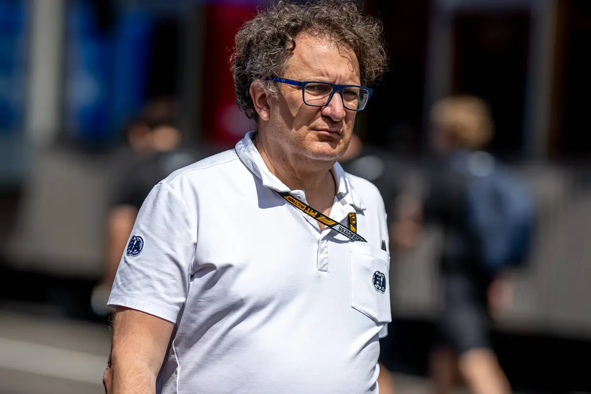 FIA-topman Nikolas Tombazis loopt door de Formule 1-paddock