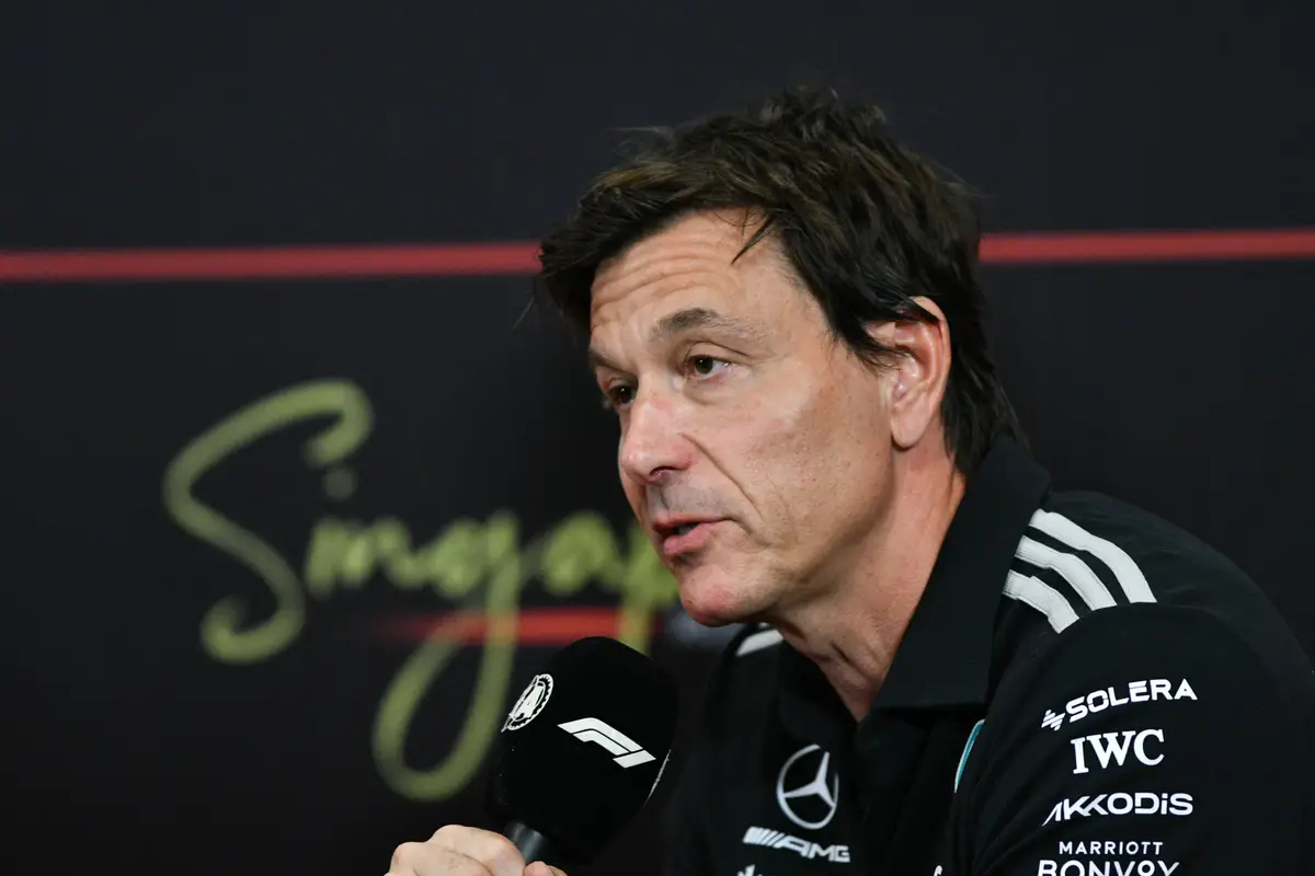 Mercedes-baas Toto Wolff tijdens de persconferentie voor teambazen in Singapore