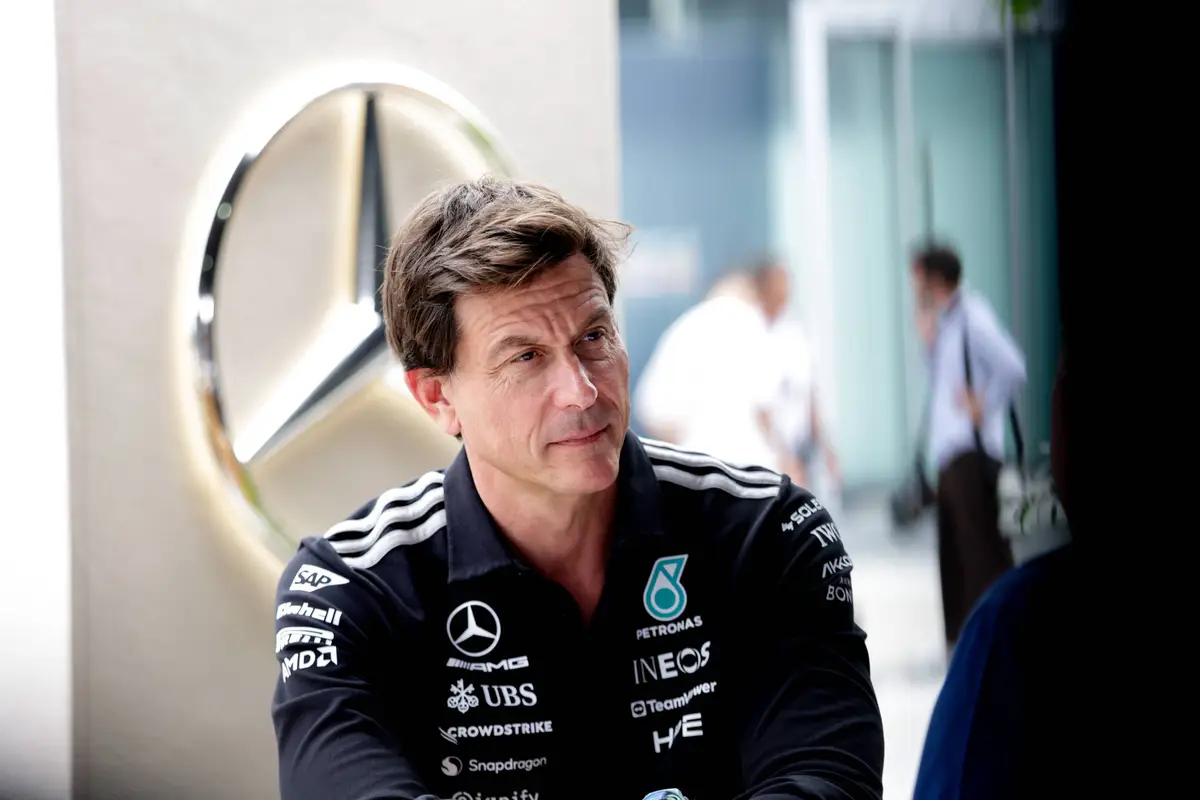 Mercedes-CEO Toto Wolff met het Mercedes-logo op de achtergrond