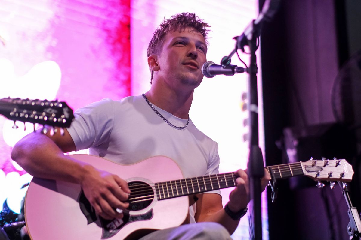 Liam Lawson welcomes special guest Daniel Ricciardo to Austin concert