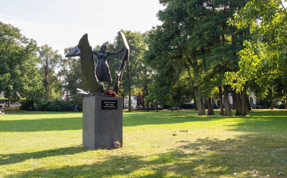 filmregisseur Ben Verbong geeft Hannie Schaftlezing tijdens Herdenking op 30 november 2025