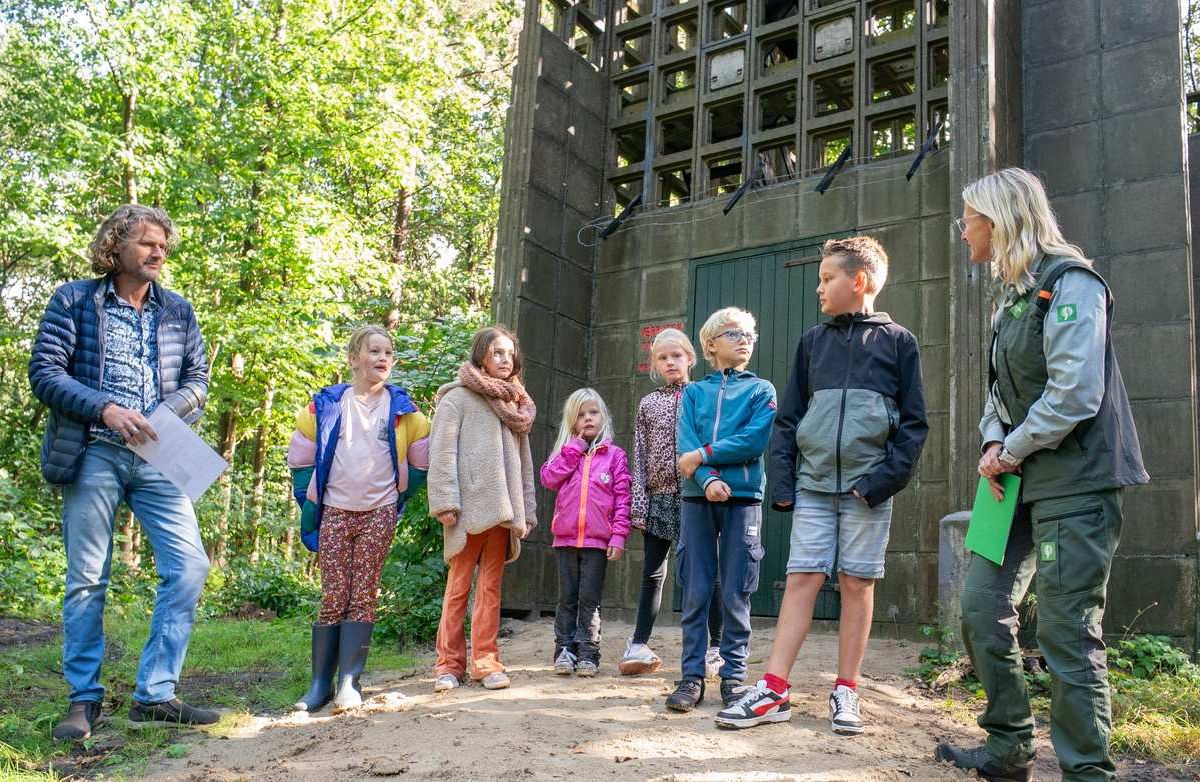 Ruim 100 bezoekers beklimmen gerestaureerde luchtwachttoren bij Ruinen tijdens Open Monumentendag