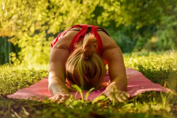 Oprichter yogaschool helpt basisschool met verlichtinglessen
