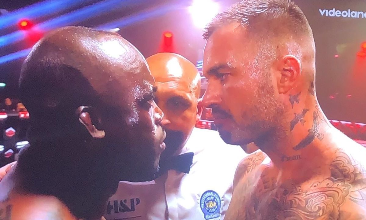 Melvin Manhoef slaat Dave Roelvink snoeihard tegen de grond