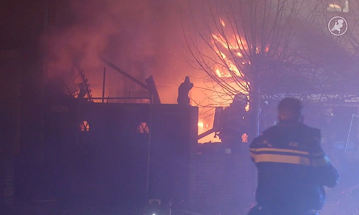 Twee mensen en drie honden dood bij woningbrand in Vroomshoop: Mogelijk door vuurwerk