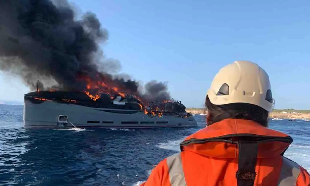 Gigantisch superjacht brandt compleet uit voor de kust van Formentera