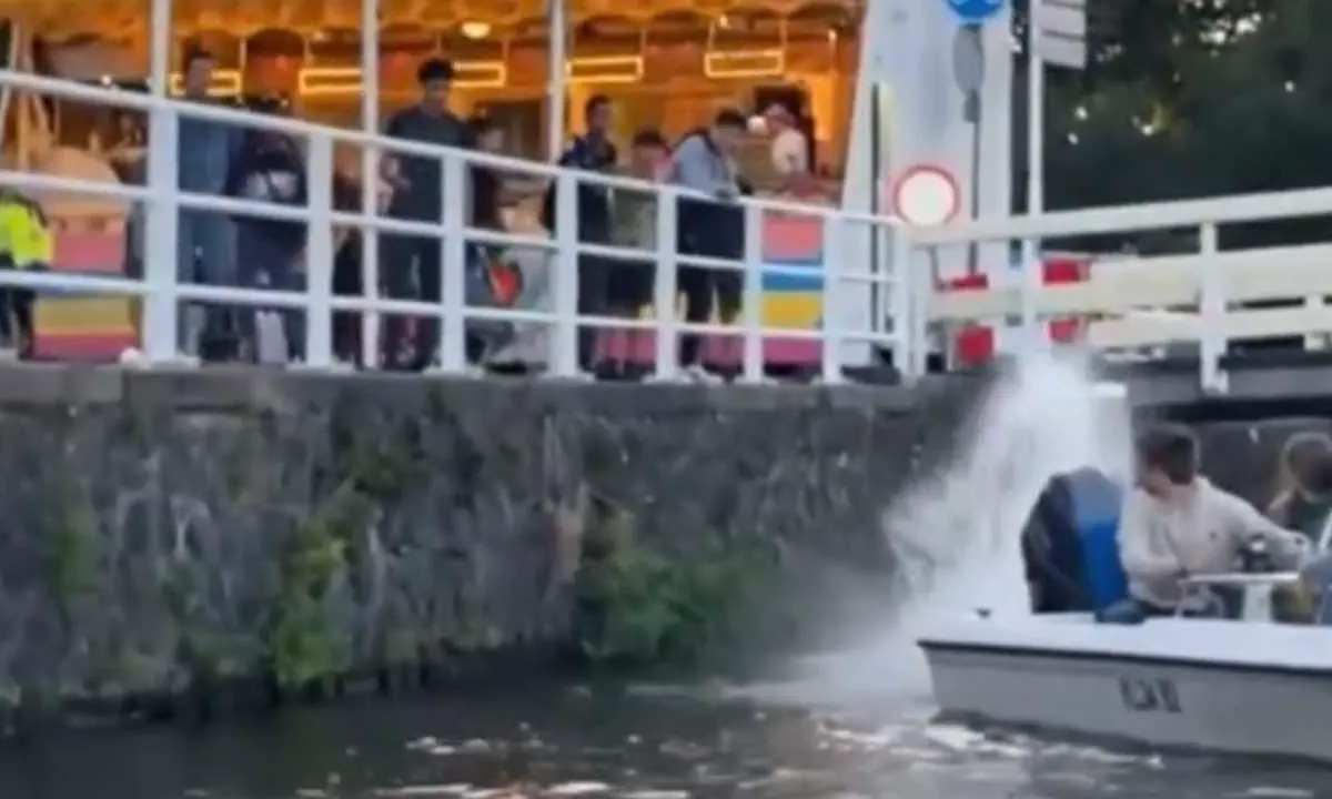 Karma voor irritante jongens die op boot tuffen