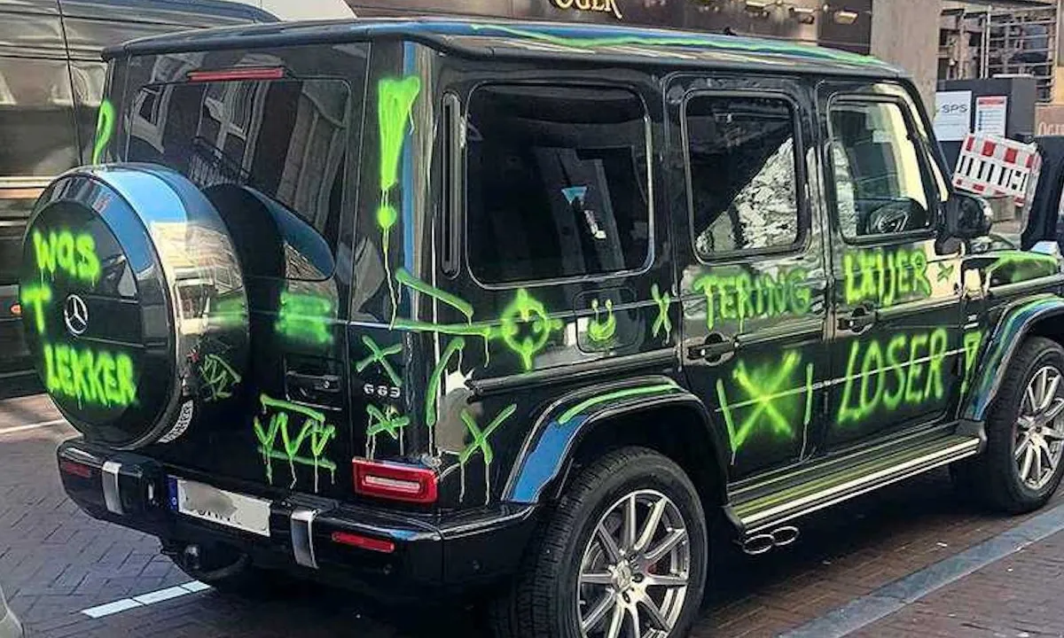 Bekladde Mercedes G-Klasse was marketingstunt van zangeres
