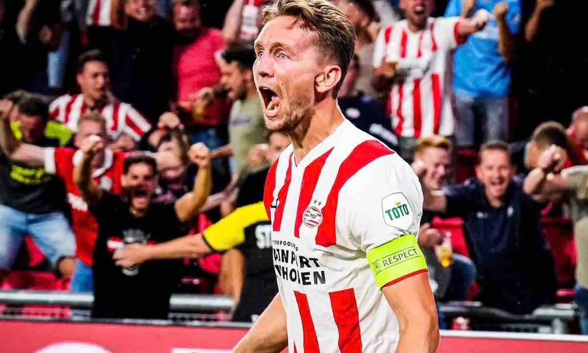 PSV stunt met winst in verlenging