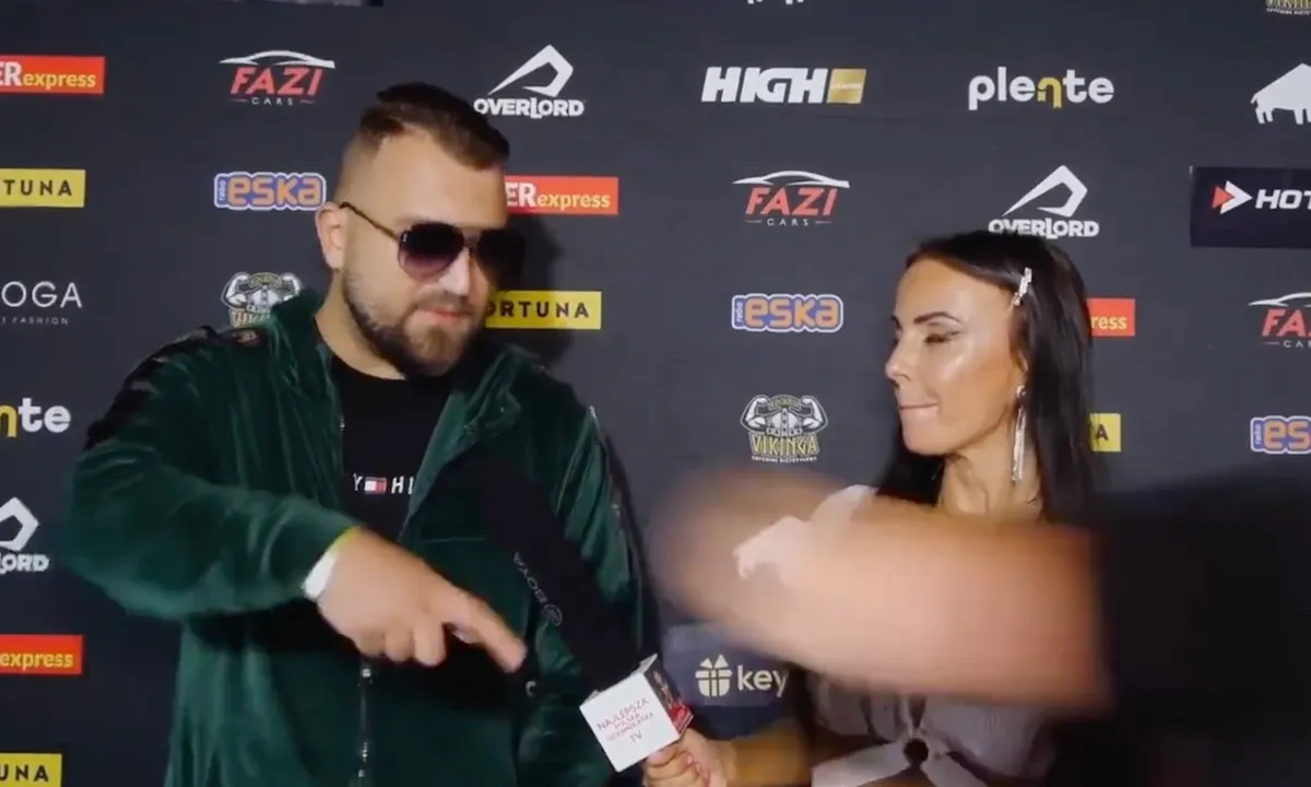Vechter tijdens interview bruut knockout geslagen