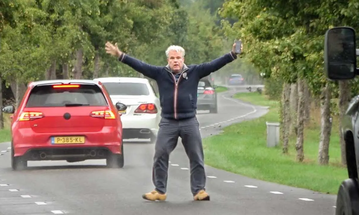 Man op klompen probeert auto-optocht te verstoren