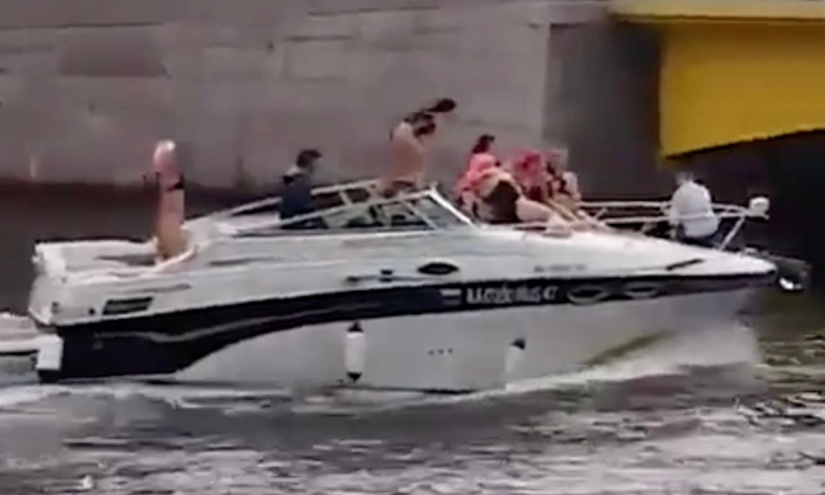 Vrouw op speedboot ziet brug niet aankomen