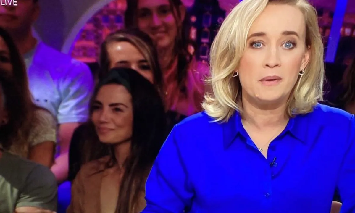 Vrouw bij Eva Jinek laat boobies zien