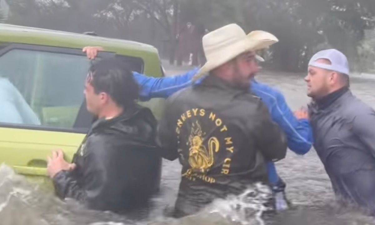 Oude man dreigt de verdrinken in Florida, wordt net op tijd gered door groepje helden