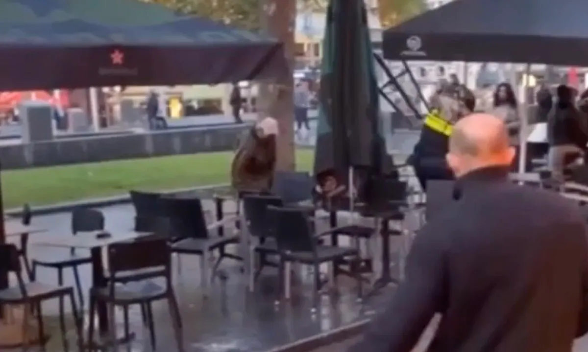 Agente krijgt keihard kruk tegen haar hoofd