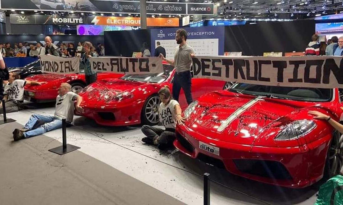 Onfrisse activisten vernielen Ferrari's op autoshow