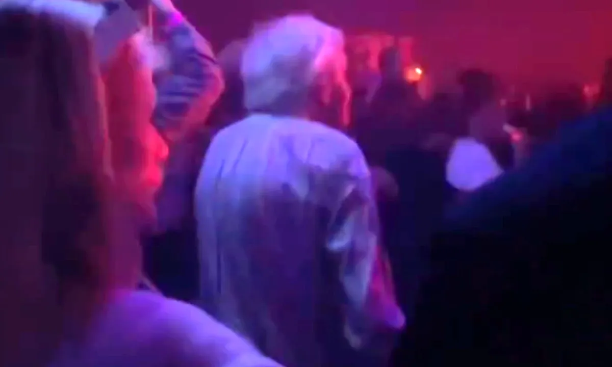Opa knalt gezellig mee op ADE