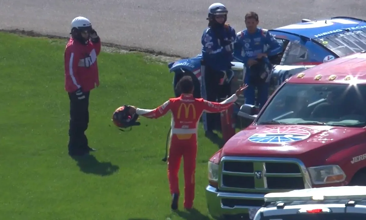 Video: NASCAR-coureur flipt de pan uit na harde crash
