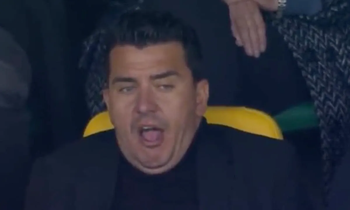 Jan Smit reageert beschaamd op ietwat grote onderkin