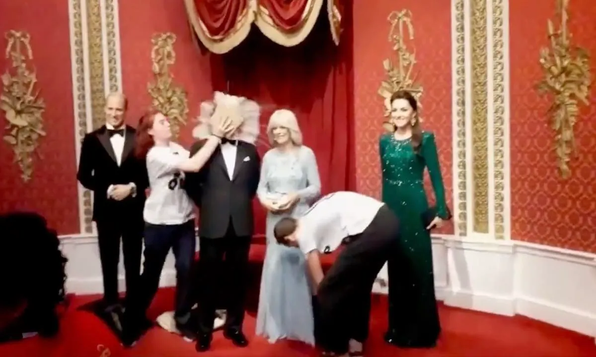 Koning Charles aangevallen met chocoladetaart!