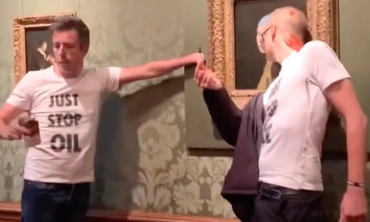 Superkneus probeert zich vast te lijmen aan Meisje met de Parel