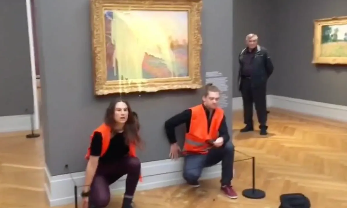 Gekkies gooien aardappelpuree over schilderij Monet