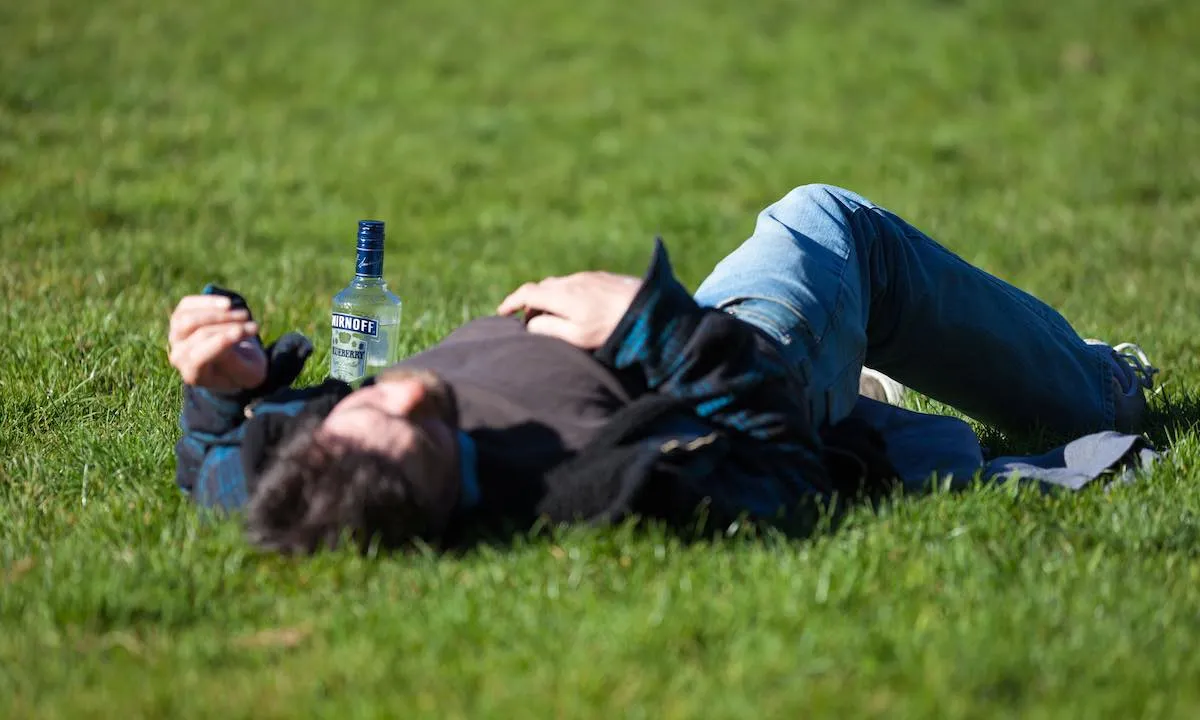 Dronken voetbalfans worden in ontnuchterteringstenten geplaatst bij WK Qatar