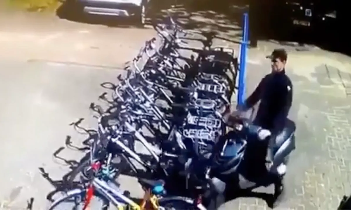 Vervelend scooterventje krijgt de karma die hij verdient (CRASHVIDEO)