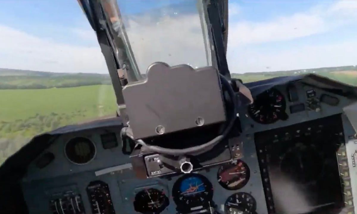 Russisch vliegtuig neergeschoten, piloot ontsnapt met schietstoel