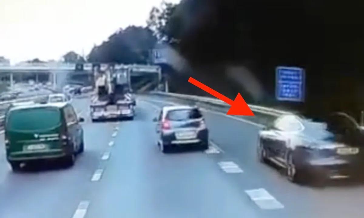 Vervelende Tesla-rijder wil nog even snel invoegen, wordt volledig opengereten
