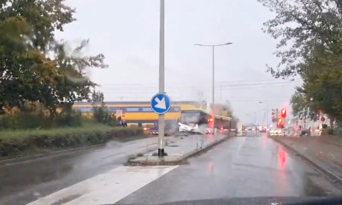 Heftige beelden: trein rijdt bus doormidden in Bergen op Zoom