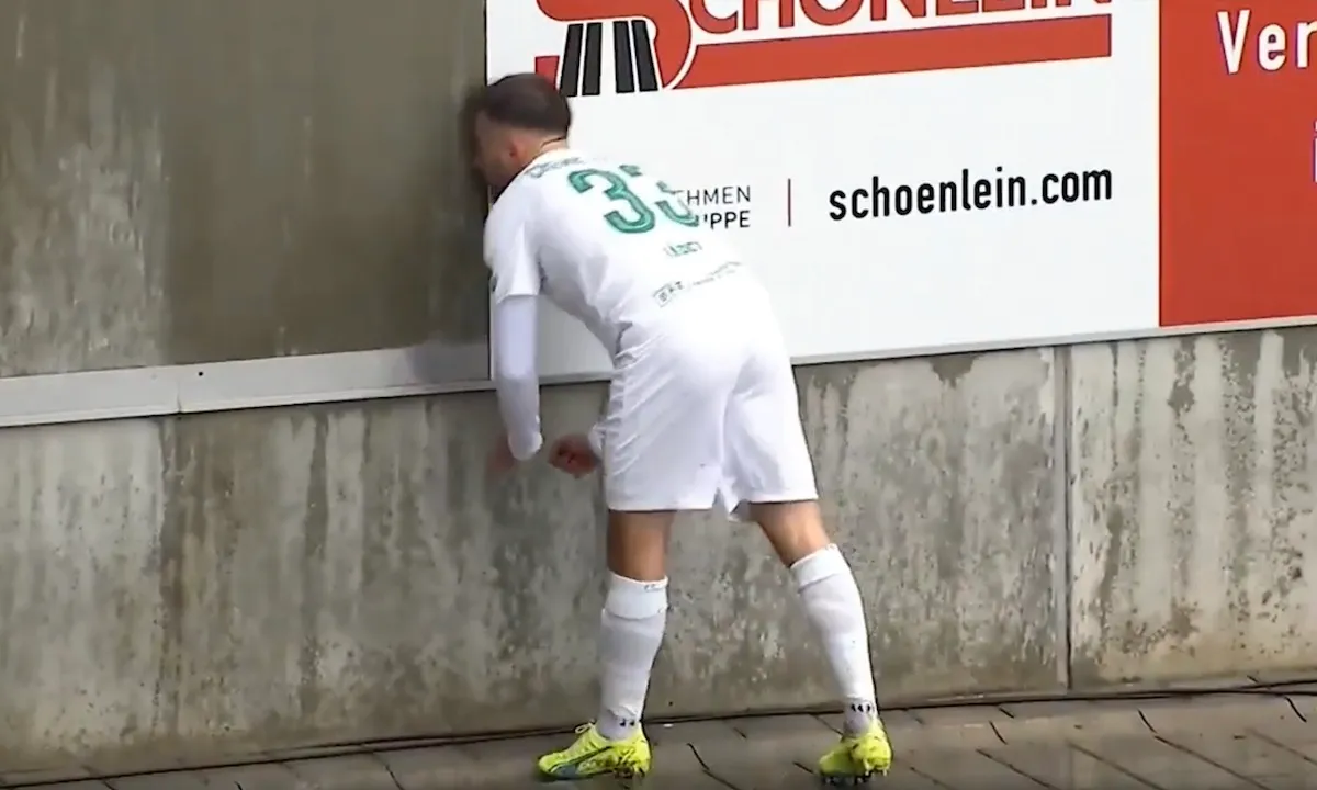 Voetballer kopt muurtje en gaat KO
